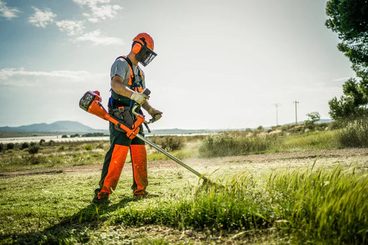 Cosesti in siguranta? Echipamentele de protectie obligatorii atunci cand folosesti motocoasa